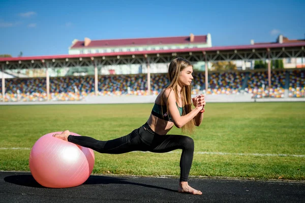 Kvinnan Sitter Bollen Ung Och Sportig Kvinna Träning Utomhus — Stockfoto