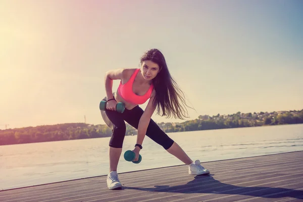 Mujer Fitness Haciendo Ejercicio Matutino Con Pequeños Pesos Del Lago — Foto de Stock