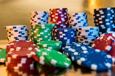 Altın arka planda izole edilmiş poker çipleri. Kumarhane