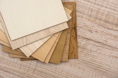 Tahta masadaki tasarım için renk örnekleme tahtaları
