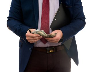 Başarılı bir iş adamı Amerikan dolarını beyaz arka planda tutuyor.