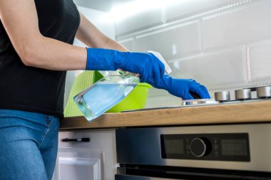 Kadın mutfağı temizliyor. Temizlik kavramı  