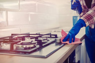 Kadın lastik eldiven ve paçavralarla mutfak temizliği yapıyor. temizlik kavramı