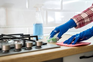 Temizlik konsepti. Kadın mutfağı yıkıyor ve temizliyor..