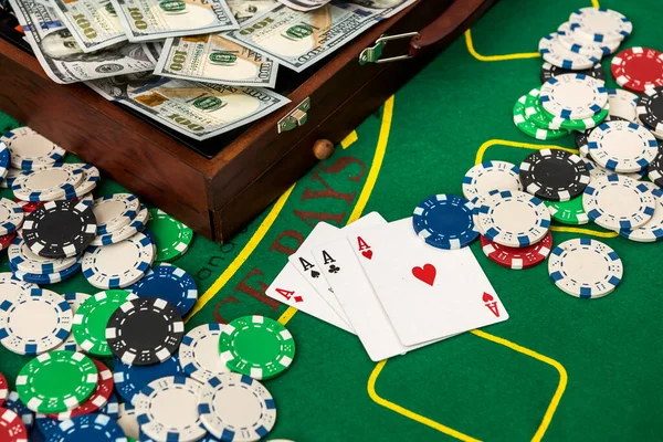 Wygrywasz Kasynie Pełna Walizka Pieniędzy Żetonami Kartami Stole Pokerowym — Zdjęcie stockowe
