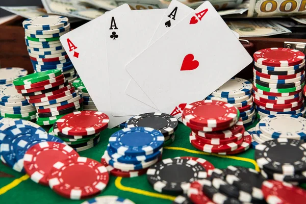 Mala Com Dólares Cartas Baralho Fichas Poker Mesa Poker Verde — Fotografia de Stock