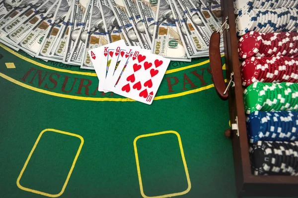 緑のテーブルの上にトランプや米ドルを再生するポーカーチップのための木製ケース ギャンブルの概念 — ストック写真