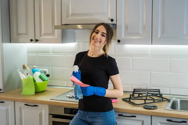 Молодая Жена Убирает Вытяжку Тряпкой Моющим Средством Кухне Концепция Домашнего — стоковое фото
