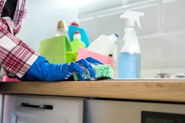Koncepcja Czyszczenia Kobieta Myje Sprząta Kuchni — Zdjęcie stockowe