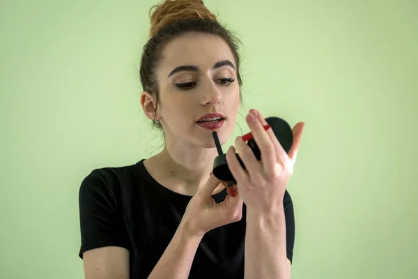 Vacker Brunett Flicka Med Rosa Läppstift Gör Makeup Morgon Innan — Stockfoto