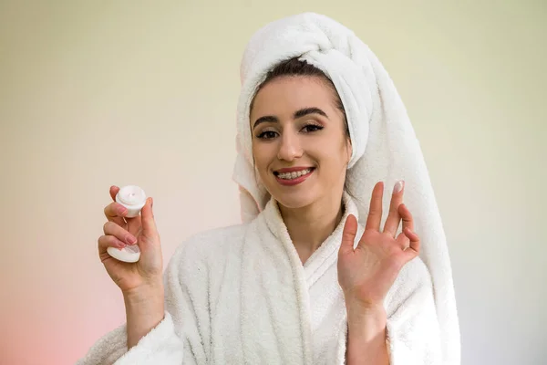 Piękna Młoda Kobieta Szlafroku Ręczniku Prysznicu Nakłada Kremową Maskę Nocy — Zdjęcie stockowe