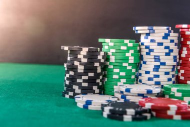 Yeşil masada renkli poker fişleri. Kumar konsepti, geçmiş
