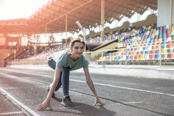Молодая Спортсменка Делает Утренние Упражнения Открытом Воздухе Стадионе — стоковое фото