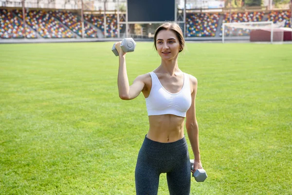 Una Joven Con Pesas Posando Afuera Hace Ejercicios Matutinos Aire —  Fotos de Stock