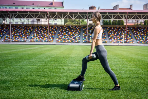 女性でスポーツウェアで緑の草作る演習のための減量 — ストック写真