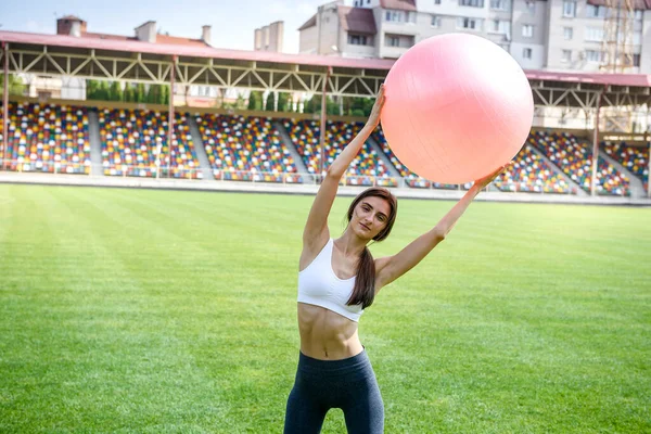 Mujer Sentada Fitball Entrenamiento Mujeres Jóvenes Deportivas Aire Libre —  Fotos de Stock