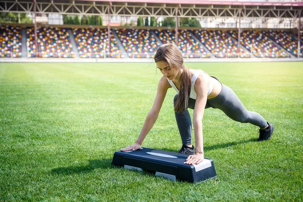 Mujer Ropa Deportiva Sobre Hierba Verde Haciendo Ejercicios Para Bajar — Foto de Stock