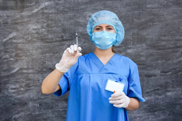 Medizin Ärztin Schutzuniform Mit Maske Gesicht Hält Spritze — Stockfoto