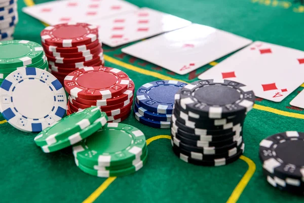 Fichas Póquer Con Cartas Mesa Para Blackjack Casino Juegos Azar — Foto de Stock