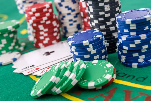 Tema Jogo Fichas Casino Coloridas Mesa Poker Verde Perto — Fotografia de Stock