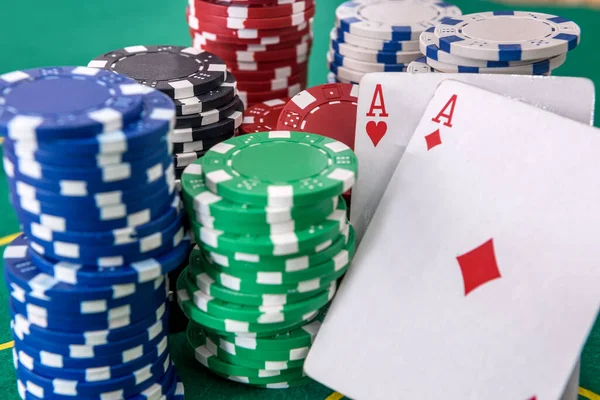 Dois Ases Fichas Poker Mesa Perto Conceito Jogo — Fotografia de Stock