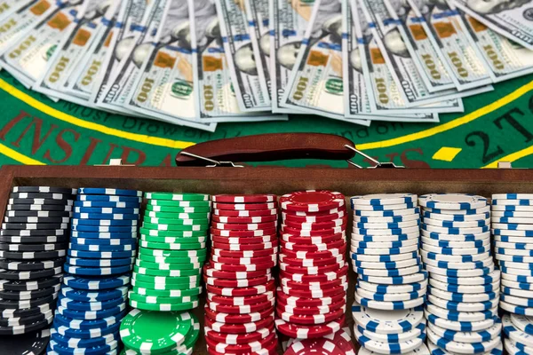 Πλήρης Περίπτωση Μάρκες Πόκερ Δολάρια Στο Τραπέζι Των Τυχερών Παιχνιδιών — Φωτογραφία Αρχείου