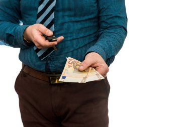 Avro banknotları ve araba anahtarlarını tutan işadamı beyaz arka planda izole edilmiş. Araba satın al ya da kirala
