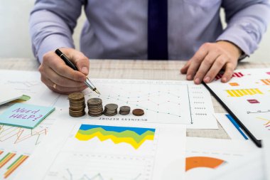 Ofis işadamı bozuk para kullanarak şirket karlarını analiz ediyor. İş Analizi ve Strateji Konsepti