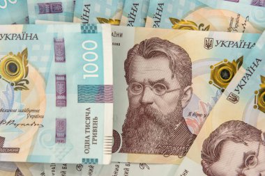 - Evet. Ukrayna 'nın parası 1000 Hryvnia, Ukrayna banknotu mavi arka planda izole edildi
