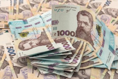 Tasarım için Ukrayna parasıyla arka plan. - Evet. Yeni banknotlar 500 ve 1000. Tasarruf kavramı