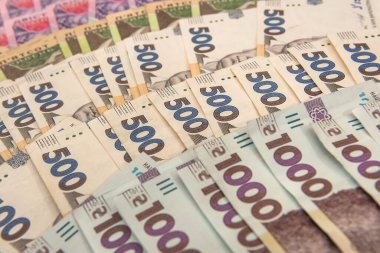 Tasarım için Ukrayna parasıyla arka plan. - Evet. Yeni banknotlar 500 ve 1000. Tasarruf kavramı