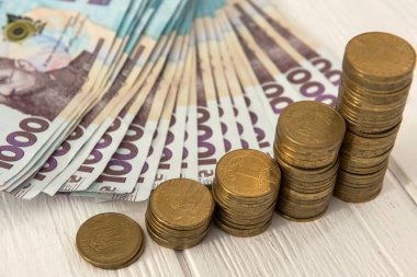 Bir sürü Ukrayna para banknotları ile madeni para büyüme etkisi diyagramı. İş büyümesi ve finansal konsept için