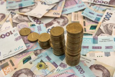 Bir sürü Ukrayna para banknotları ile madeni para büyüme etkisi diyagramı. İş büyümesi ve finansal konsept için