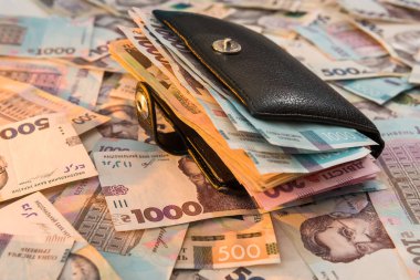Zencilerin cüzdanı parayla doludur. UAH Ukrayna 'nın parası 1000 ve 500 banknot masanın üzerinde. para ve konsept kaydet