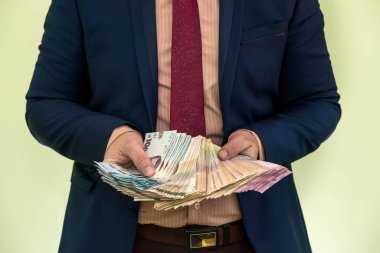 Erkek eller yeşilde izole edilmiş Ukrayna Hryvnia banknotlarını tutuyor. Hryvnia 'nın yeni 1000 500' ü ve 200 'ü nakit. Para kavramı kaydet