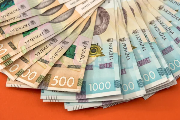 Много Украинских Денег 1000 500 Новых Банкнот Изолированных Красном Гривна — стоковое фото