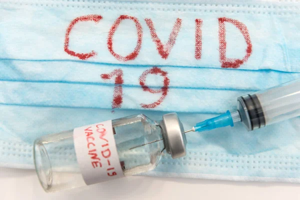 Concept Épidémie Coronavirus Masque Médical Avec Une Inscription Rouge Covid — Photo