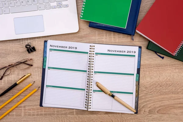 Bloc Notes Ouvert Avec Ordinateur Portable Sur Table En Bois Affaires Livre Stock Photo