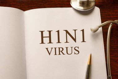 Sayfa stetoskop, tıbbi kavramı ile masada H1n1 virüsü ile