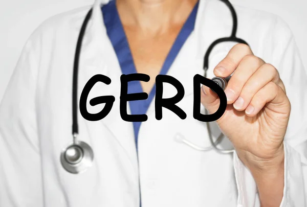 Läkare skriva ordet Gerd, medicinska begrepp — Stockfoto