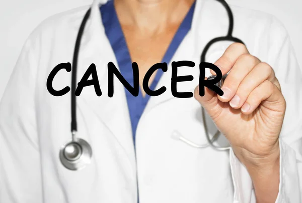 Médico escribiendo palabra Cáncer, Concepto médico — Foto de Stock