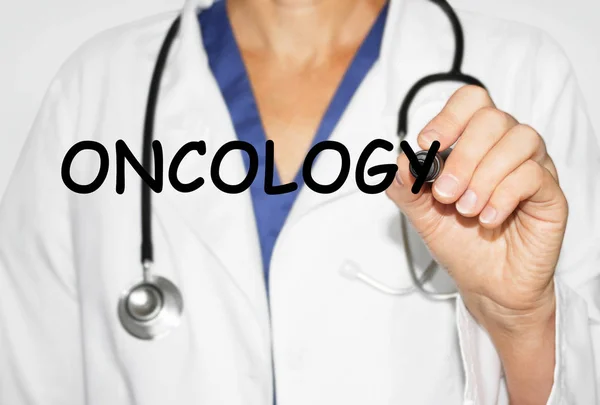 Doutor escrevendo palavra Oncologia, conceito médico — Fotografia de Stock