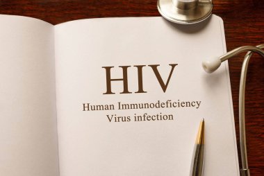 Sayfa ile HIV insan immün yetmezlik virüsü, stetoskop, tıbbi kavramı ile masada