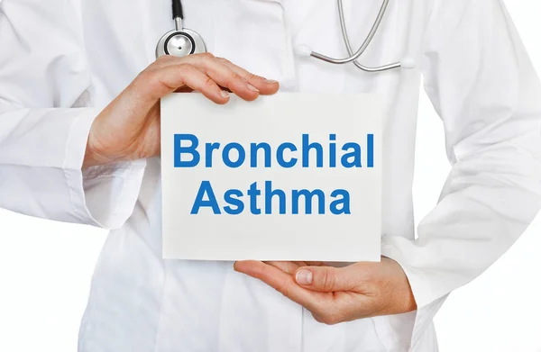 Cartão de asma brônquica nas mãos do médico — Fotografia de Stock
