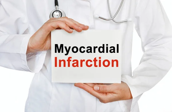 Cardul de infarct miocardic în mâinile medicului — Fotografie, imagine de stoc