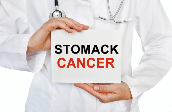 Cartão de câncer de estômago nas mãos do médico — Fotografia de Stock