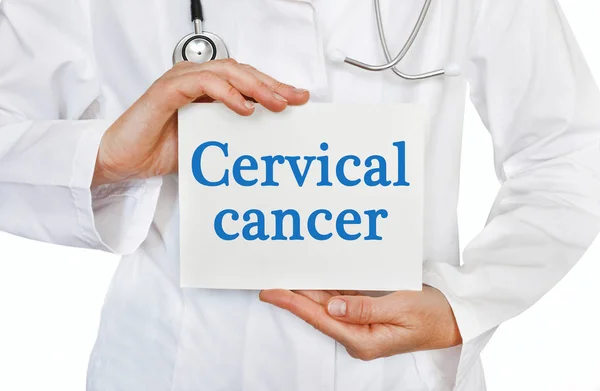 Carta del cancro cervicale nelle mani del medico — Foto Stock