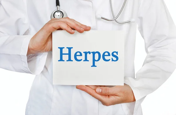 Herpes kortet i händerna av läkare — Stockfoto