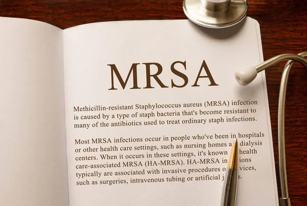 Sida med MRSA Methicillinresistent Staphylococcus aureus infektion på bordet med stetoskop, medicinskt koncept — Stockfoto