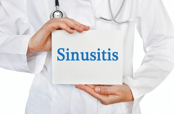 Sinusitis kaart in handen van Medical Doctor — Stockfoto